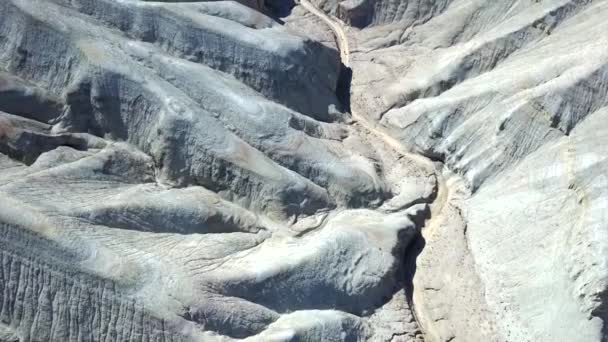 草原上的Aktau山色彩斑斓 位于沙漠中央的石灰岩山 五彩斑斓的小山从白色到红色 地球的岩石被层层隔开了 一个巨大的峡谷 Altyn Emel — 图库视频影像