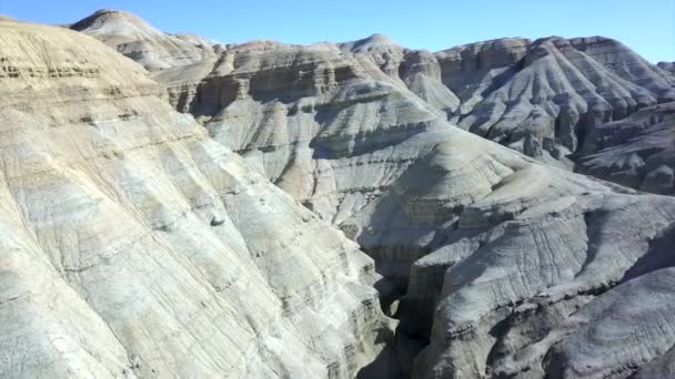 ステップでAktauの色の山々 砂漠の真ん中に石灰岩の山々 白から赤までの色の丘 地球の岩は層で区切られています 巨大な峡谷だ アルティン エメル — ストック動画