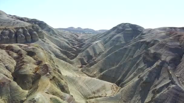 스텝에 산이었습니다 가운데 석회암 있습니다 언덕은 흰색에서 빨간색으로 물들었습니다 암석은 — 비디오