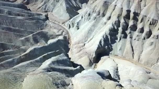 ステップでAktauの色の山々 砂漠の真ん中に石灰岩の山々 白から赤までの色の丘 地球の岩は層で区切られています 巨大な峡谷だ アルティン エメル — ストック動画