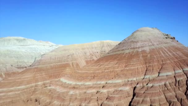 Χρωματιστά Βουνά Της Ακτάου Στη Στέπα Ασβεστόλιθος Βουνά Στη Μέση — Αρχείο Βίντεο