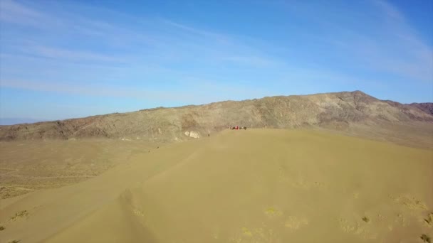 Огромные Песчаные Дюны Казахстана Вид Сверху Беспилотника Поющую Дюну Группа — стоковое видео