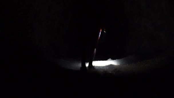 Facet Latarnią Ciemnej Jaskini Wędrówka Przez Ciemny Tunel Górski Latarką — Wideo stockowe
