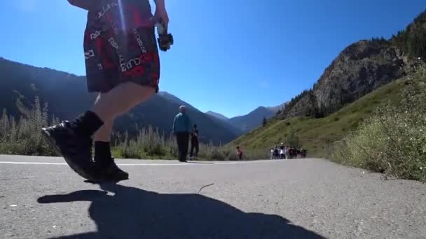 Tizio Con Uno Zaino Sta Camminando Lungo Strada Escursioni Montagna — Video Stock