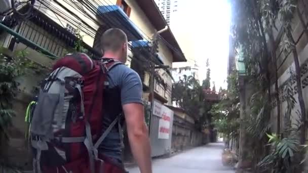 Egy Pár Nagy Hátizsákkal Járkál Városban Egy Fickó Egy Turista — Stock videók