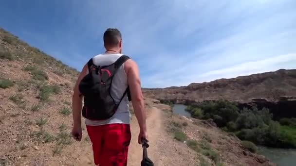 Facet Plecakiem Idzie Wzdłuż Kanionu Przez Kanion Przepływa Rzeka Rosną — Wideo stockowe