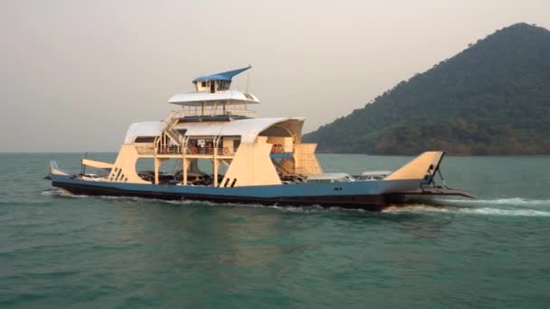 Enorme Ferry Con Gente Sale Isla Transporte Para Personas Coches — Vídeos de Stock