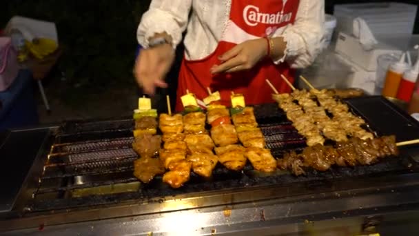 Asya Yiyecek Dolu Bir Cadde Çok Çeşitli Asyalılar Gözleme Kebap — Stok video
