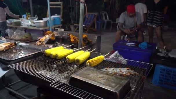 Asya Yiyecek Dolu Bir Cadde Çok Çeşitli Asyalılar Gözleme Kebap — Stok video