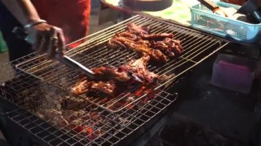 Asya 'da yiyecek dolu bir cadde. Çok çeşitli. Asyalılar gözleme, kebap, yemek, mısır, balık, meyve suyu, milkshake hazırlar. Farklı meyveler satıyorlar. Yemek pişirirken gülümser ve dans ederler. Tayland sokak yemeği..