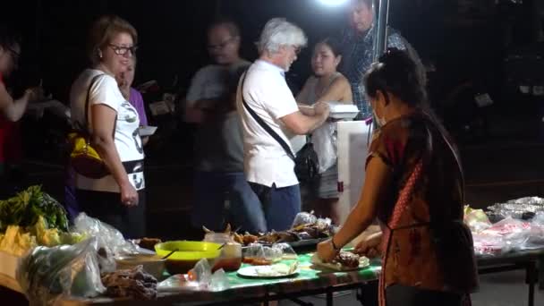 在亚洲 带着食物走在街上 种类繁多 亚洲人准备煎饼 烤面包 摇摆不定 他们卖不同的水果 他们一边做饭一边笑着和跳舞 泰国街头食品 — 图库视频影像