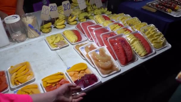 Chodící Ulice Jídlem Asii Hodně Různorodé Asiati Připravují Palačinky Kebaby — Stock video