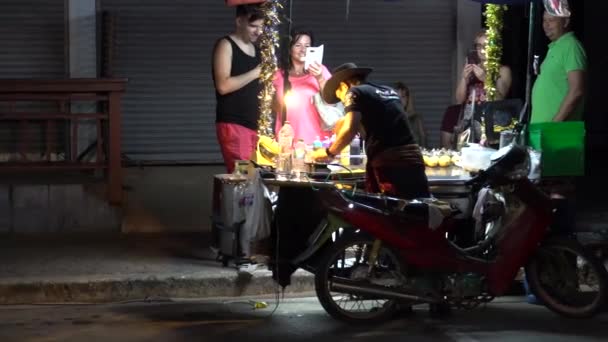 Sétáló Utca Étellel Ázsiában Sokféle Van Ázsiaiak Palacsintát Kebabot Szódát — Stock videók