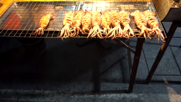 Chodzenie Ulicą Jedzeniem Azji Mnóstwo Różnorodności Azjaci Przygotowują Naleśniki Kebaby — Wideo stockowe