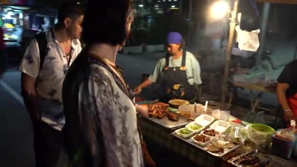 Caminhando Rua Com Comida Ásia Muita Variedade Asiáticos Preparam Panquecas — Vídeo de Stock