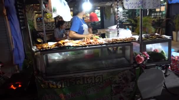 在亚洲 带着食物走在街上 种类繁多 亚洲人准备煎饼 烤面包 摇摆不定 他们卖不同的水果 他们一边做饭一边笑着和跳舞 泰国街头食品 — 图库视频影像