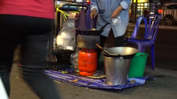 在亚洲 带着食物走在街上 种类繁多 亚洲人准备煎饼 烤面包 摇摆不定 他们卖不同的水果 他们一边做饭一边笑着和跳舞 泰国街头食品 — 图库视频影像