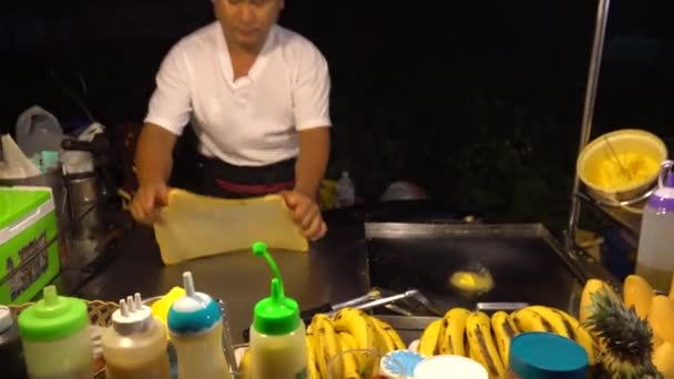 Περπατώντας Δρόμο Φαγητό Στην Ασία Πολλή Ποικιλία Ασιάτες Ετοιμάζουν Τηγανίτες — Αρχείο Βίντεο