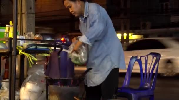 Caminhando Rua Com Comida Ásia Muita Variedade Asiáticos Preparam Panquecas — Vídeo de Stock