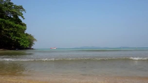 Plaża Wyspie Tajlandia Widokiem Morze Statki Małe Plastikowe Molo Brzegu — Wideo stockowe