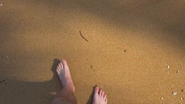Вид Сверху Ноги Парня Идущего Пляжу Волны Постепенно Смывают Песок — стоковое видео