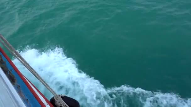 Blick Von Der Schiffsseite Auf Die Wellen Der Boden Schneidet — Stockvideo