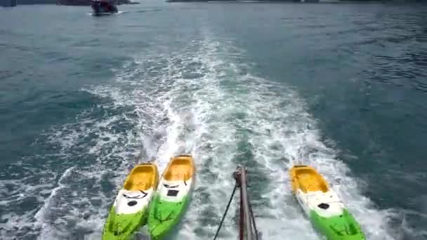 Lancha Rápida Navega Rápidamente Creando Olas Detrás Atado Los Kayaks — Vídeos de Stock