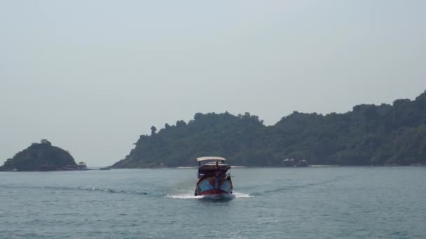 Velho Barco Tailandês Madeira Flutuando Mar Ilhas Tropicais São Visíveis — Vídeo de Stock
