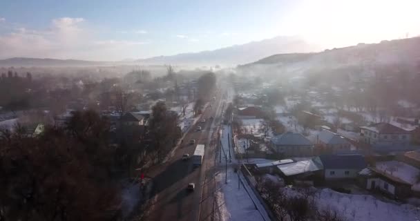 Ein Lastwagenfahrer Fährt Eine Ladung Mit Autos Nebel Über Die — Stockvideo