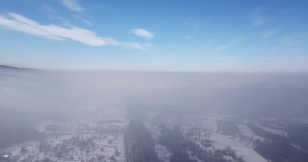 トラックは霧の中で車と高速道路に沿って負荷を運転しています 上からの眺め 霧の小さな町は 冬のシーズン 時には太陽の光を突破カバーした カザフスタン タルガー — ストック動画