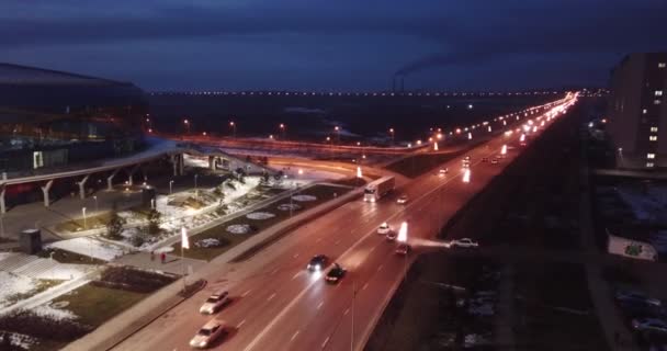 一个卡车司机骑在夜间城市阿拉木图 从上往下看繁忙的公路 繁忙的交通 灯和前灯都是亮的 多车道道路 — 图库视频影像