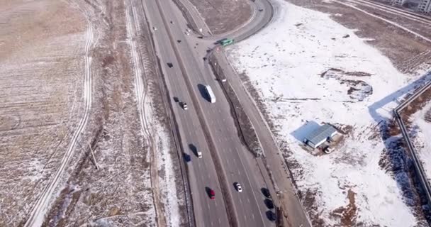 Stor Lastbil Färdas Flerfilig Motorväg Runt Stäppen Snö Och Tomhet — Stockvideo