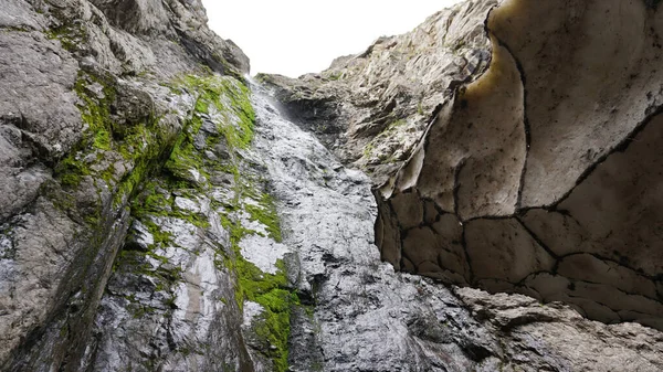 Παγωμένο Σπήλαιο Μια Σπηλιά Χιονιού Στα Βουνά Καλοκαίρι Στάζει Σταγόνες — Φωτογραφία Αρχείου