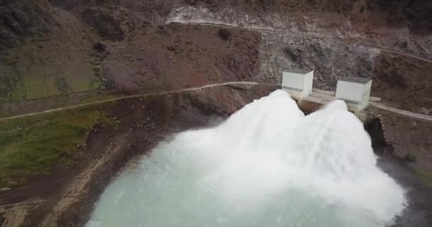 大坝的泄水压力大 用无人机射击 巨大的水压大喷泉喷泉周围长出青草 流水奔流 夏天的自然小岩石 — 图库视频影像
