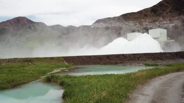 Büyük Boşaltım Basıncı Olan Baraj Barajı Nsansız Hava Aracıyla Ateş — Stok video