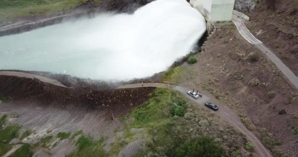 水の大規模な放電圧力を持つダム ダムだ ドローンでの撮影 巨大な水の圧力 大きな噴水だ 噴水の周りに草 川を実行して成長します 夏の自然 小さな岩 — ストック動画