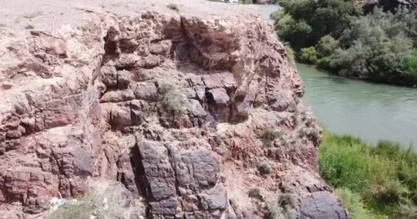 Young Couple White Embracing Looking Landscape River View Starts Cliff — Wideo stockowe