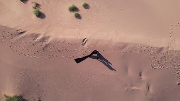 Young Couple Walk Sand Dune Sea Top View Shadow Falls — Stock video
