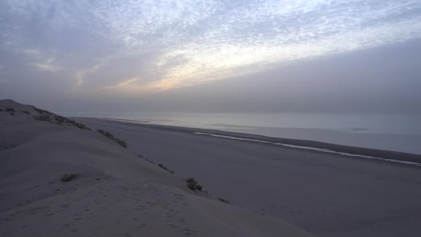 Dawn Sandy Beach Sea Sand Dune Suns Rays Peek Out — Vídeo de stock
