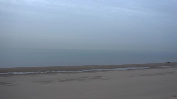 Світанок Піщаному Пляжі Моря Піщана Дюна Сонячні Промені Дивляться Хмар — стокове відео