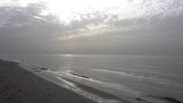 Dawn Sandy Beach Sea Sand Dune Suns Rays Peek Out — Stockvideo