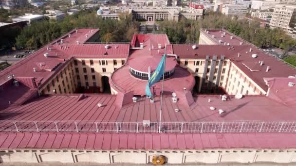 Turquoise Flag Republic Kazakhstan Aerial View City Almaty Burgundy Roof — Vídeo de Stock
