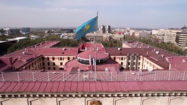 Бирюзовый Флаг Республики Казахстан Вид Воздуха Город Алматы Бургундская Крыша — стоковое видео