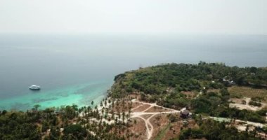 Turkuaz su rengi ve beyaz kum. İnsansız hava aracından, havadan görüntü. Suyun mavi ile koyu mavinin gradyanı. Phuket 'teki Racha adasının yeşil palmiye ağaçları ve tarlaları. Cennetlik kumsal. Tayland
