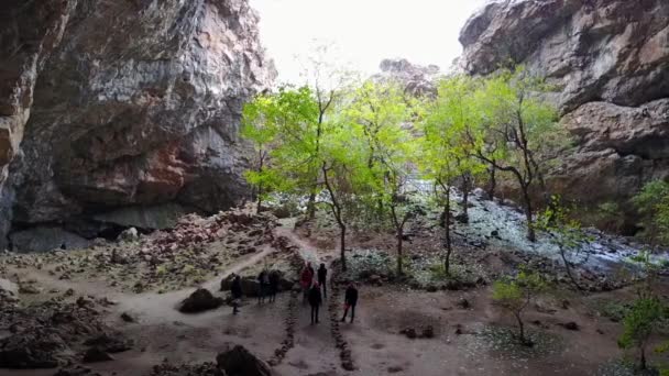 Священная Пещера Белой Мечети Огромная Пещера Собственным Экологическим Климатом Поверхности — стоковое видео