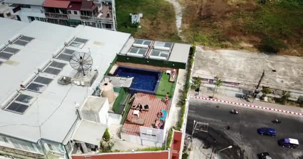 Drone Uitzicht Stad Patong Phuket Eiland Huizen Van Verschillende Hoogte — Stockvideo