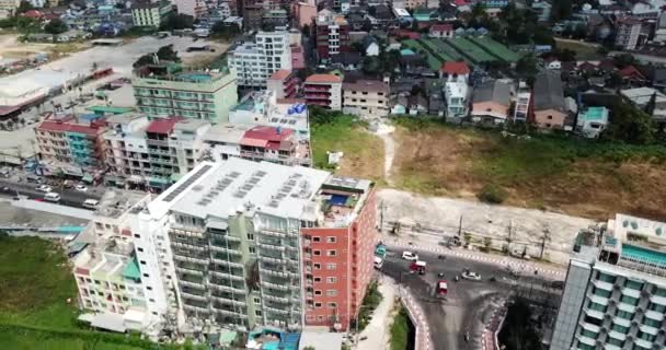 Patong Phuket Adasının Insansız Hava Aracı Görüntüsü Sahilde Farklı Yükseklikteki — Stok video