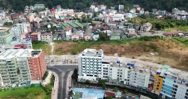 Drone Uitzicht Stad Patong Phuket Eiland Huizen Van Verschillende Hoogte — Stockvideo