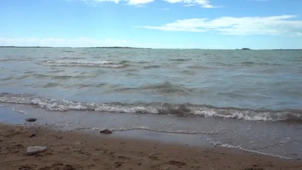 Písečná Pláž Břehu Balkánského Jezera Některých Místech Jsou Malé Kameny — Stock video