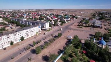 Balhash şehrinin kenar mahallelerinde küçük bir cami bulunmaktadır. Swift 'ler uçar. Caminin yakınında ağaçlar büyüyor, yeniden yapılanma devam ediyor. Yol boyunca bir araba gidiyor, evler var.